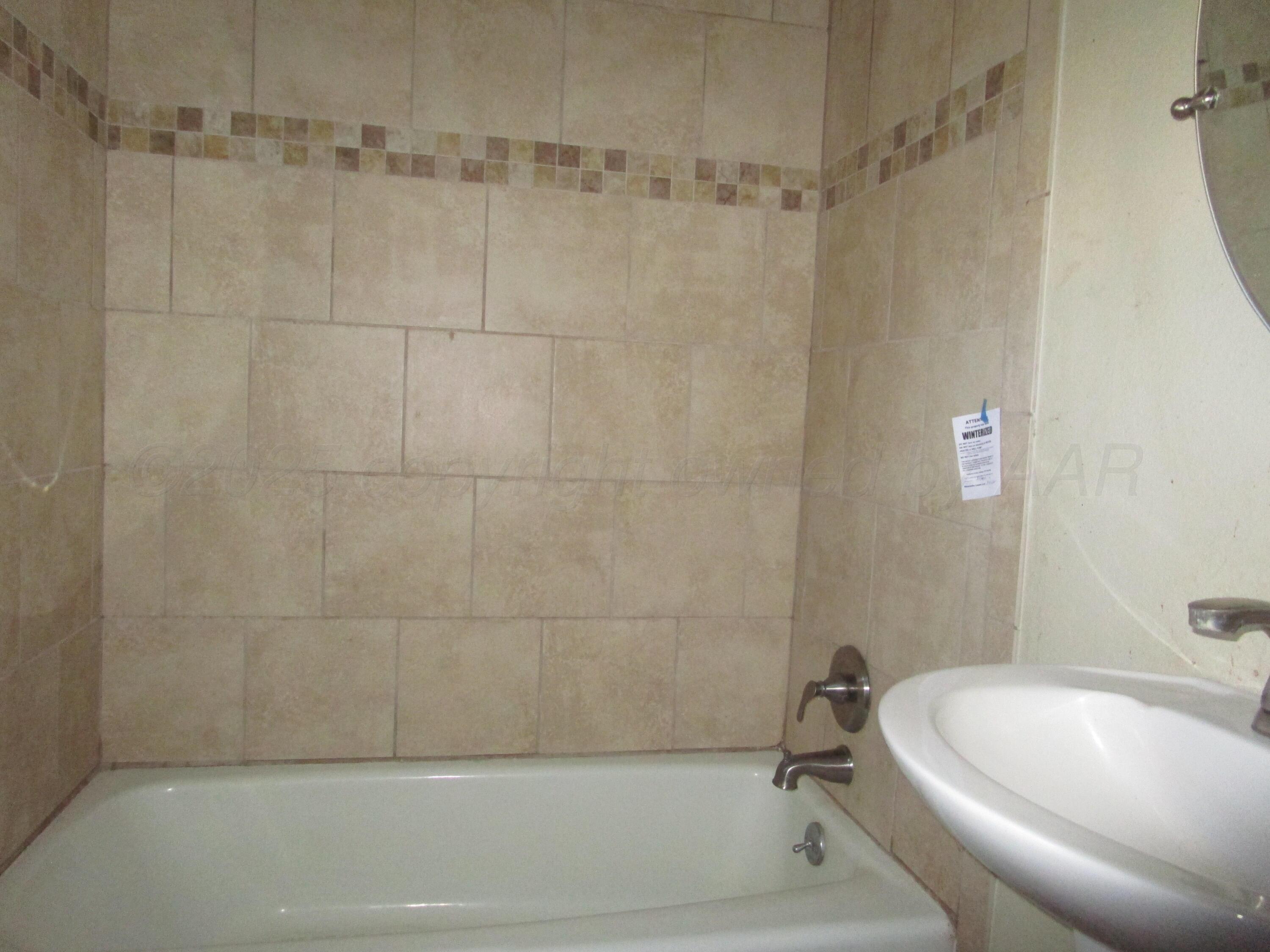 207 Chaparral Street Borger, TX 79007 - Photo 10 of 24 Master Bath