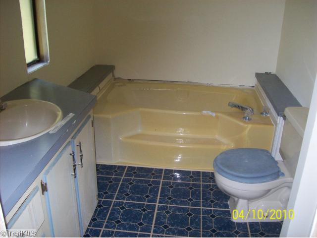 1593 Cid Road Lexington, NC 27292 - Photo 8 of 10 Master Bath/Spa.