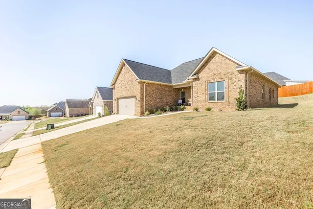 a view of a house with a yard