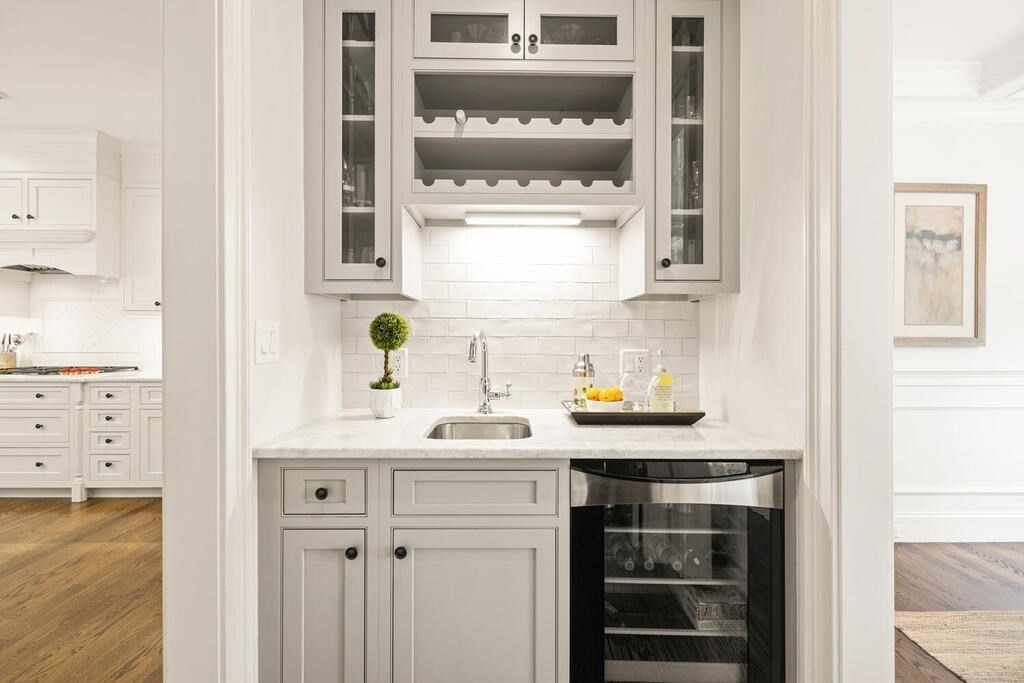 22 Richard Road Lexington, MA 02421 - Photo 19 of 42 a bathroom with a sink and a mirror