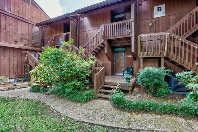 $69,900 | 215 Lakeside Villa, Unit B, Diamondhead, MS 39525