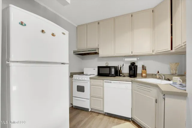 $69,900 | 215 Lakeside Villa, Unit B, Diamondhead, MS 39525