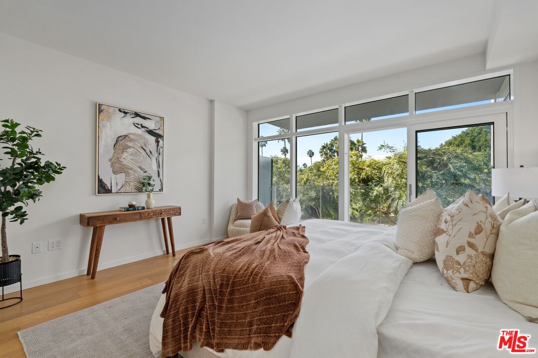 1705 Ocean Avenue, Unit 206 Santa Monica, CA 90401 - Photo 16 of 26 a bedroom with a bed and a painting on the wall
