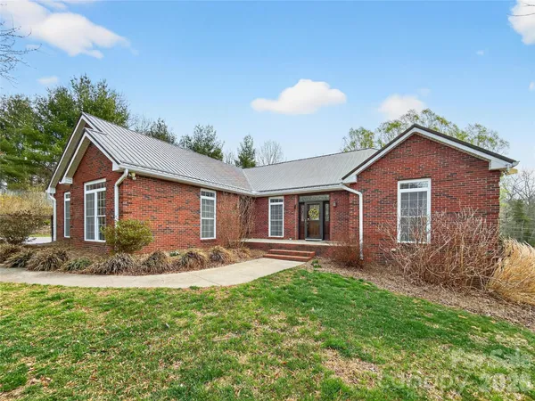 $699,999 | 3275 Hanging Rock Road, Spruce Pine, NC 28777