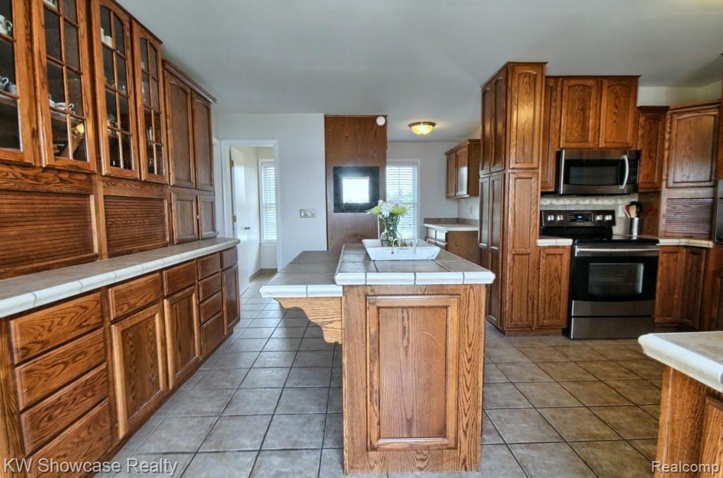 3856 Sleeth Road Commerce Township, MI 48382 - Photo 10 of 53 12.jpg