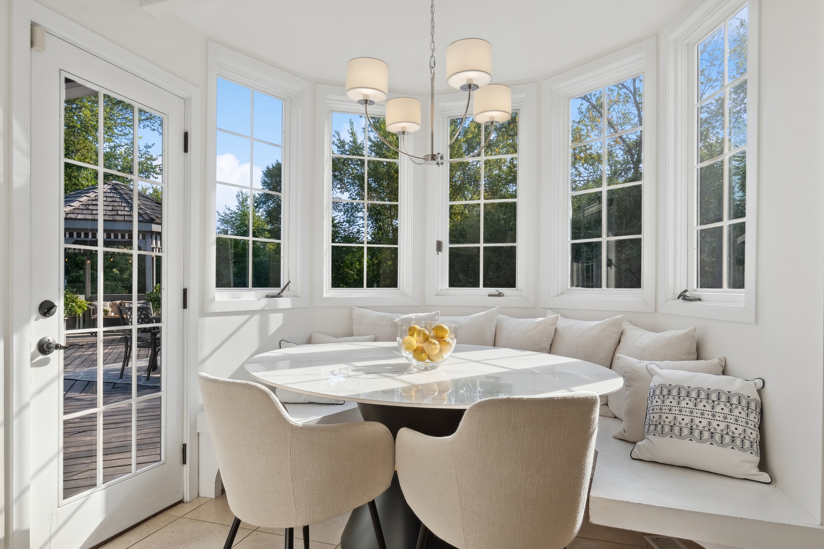 811 South Ridge Road Lake Forest, IL 60045 - Photo 15 of 47 a dining room with furniture and window