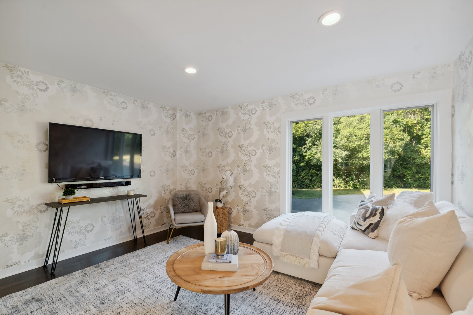 811 South Ridge Road Lake Forest, IL 60045 - Photo 16 of 47 a living room with furniture and a flat screen tv