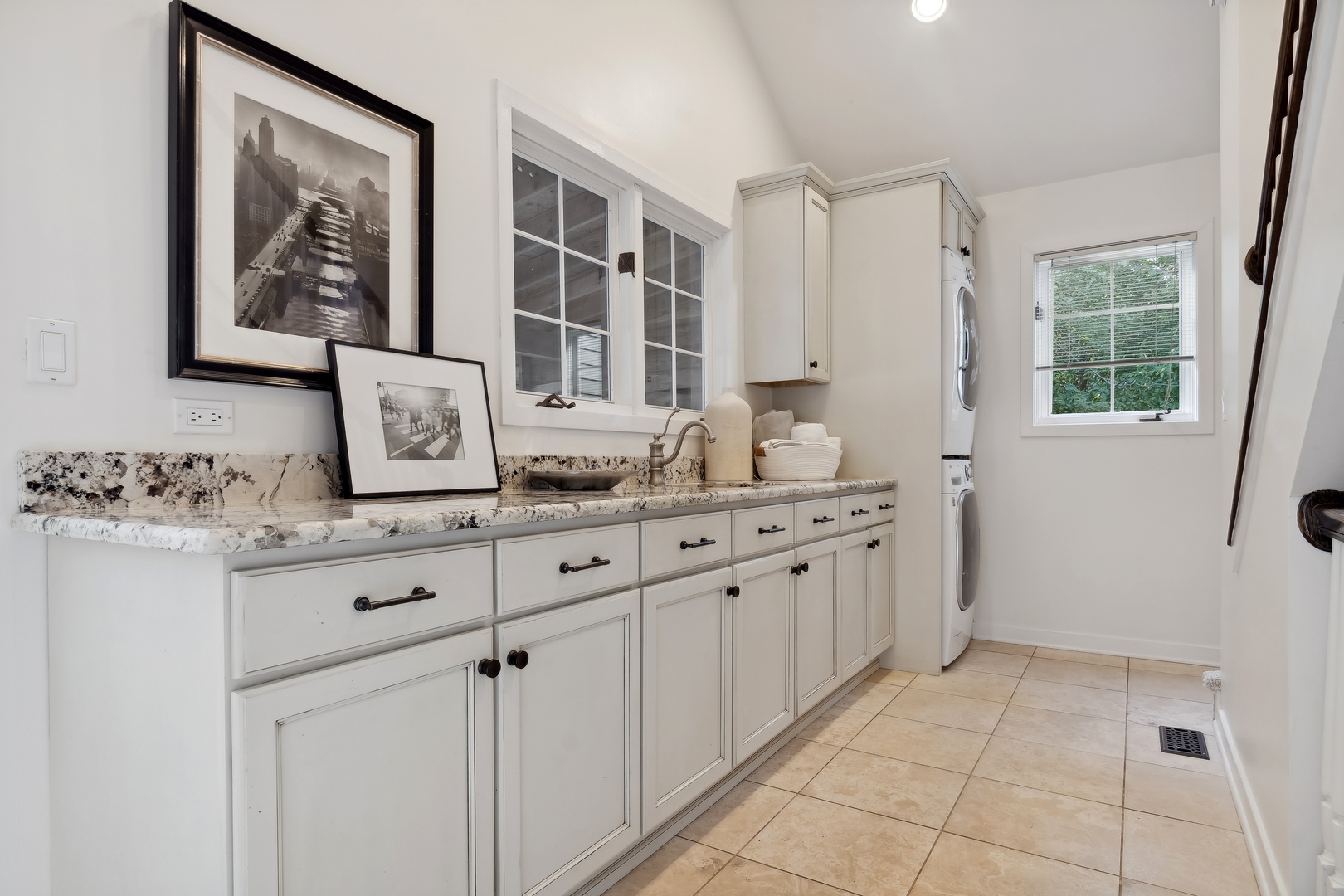 811 South Ridge Road Lake Forest, IL 60045 - Photo 18 of 47 a spacious bathroom with sinks mirror and view
