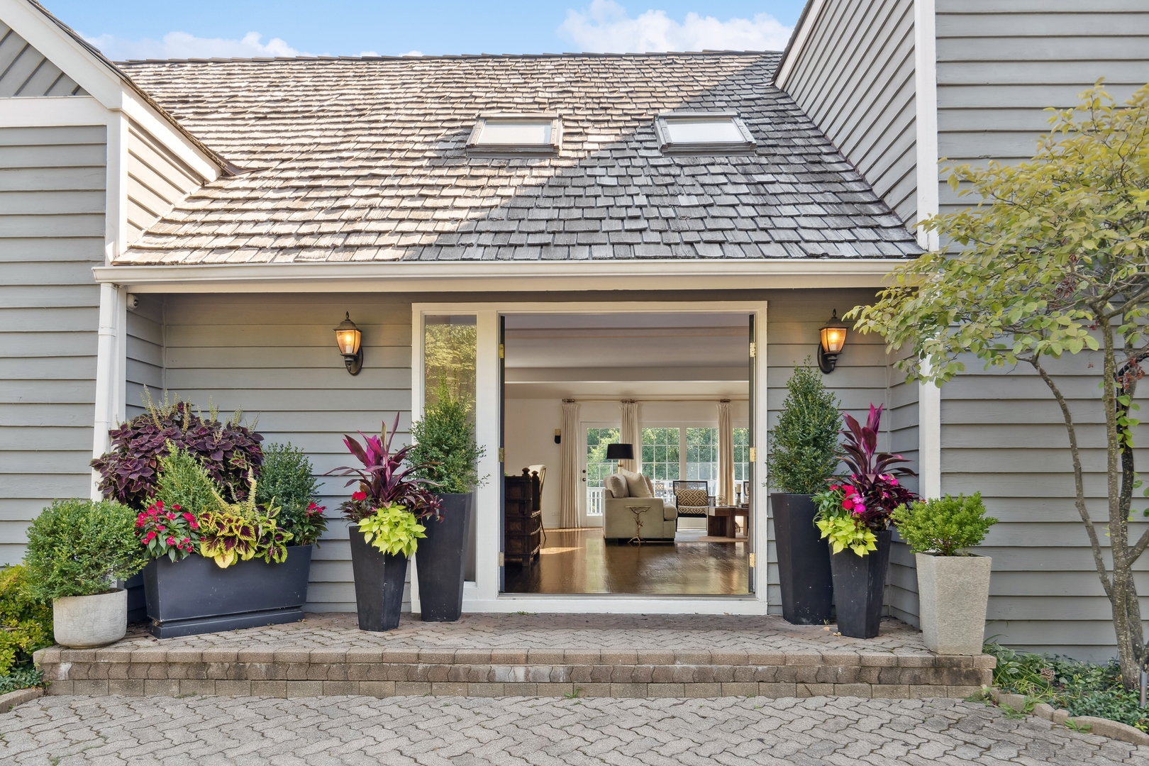 811 South Ridge Road Lake Forest, IL 60045 - Photo 2 of 47 a front view of a house