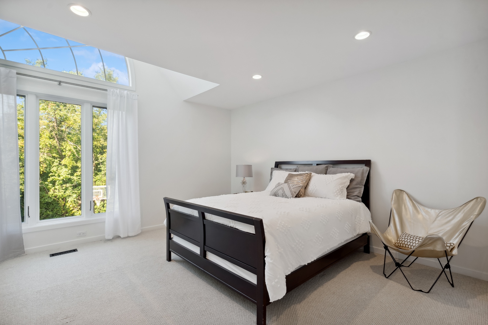 811 South Ridge Road Lake Forest, IL 60045 - Photo 25 of 47 a bedroom with a bed and window