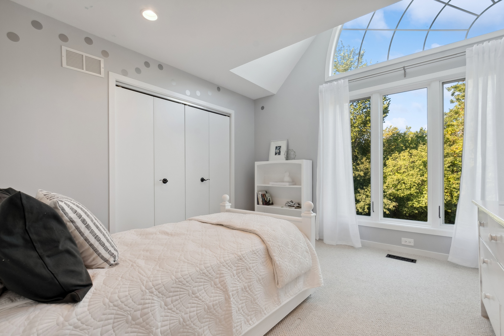 811 South Ridge Road Lake Forest, IL 60045 - Photo 28 of 47 a bedroom with a bed and a window