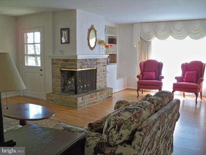 13408 Manor Road Baldwin, MD 21013 - Photo 3 of 21 Living Room