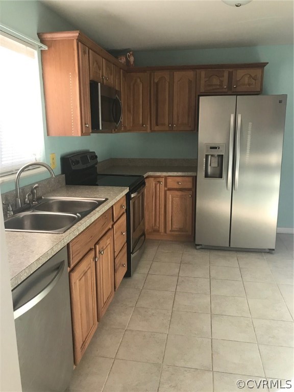 2504 Sunnybrook Road Henrico, VA 23294 - Photo 4 of 14 Kitchen w Stainless appliances