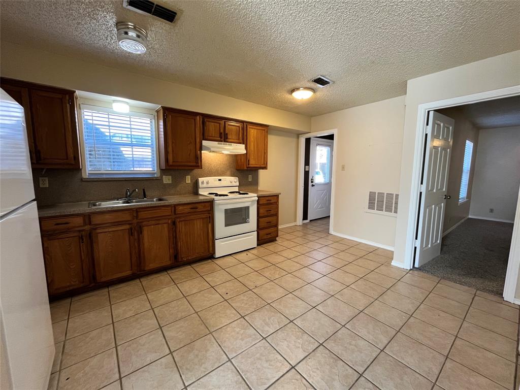 524 Strata Drive Denton, TX 76201 - Photo 3 of 17 This spacious kitchen has room for a table.
