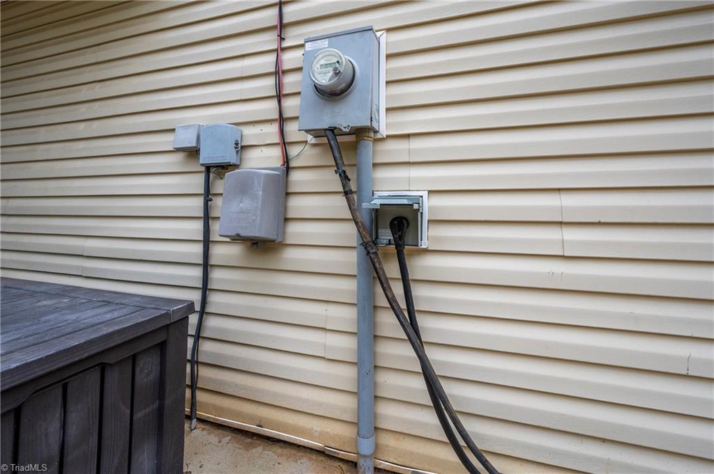 185 Redland Road Advance, NC 27006 - Photo 29 of 35 RV Power Charger