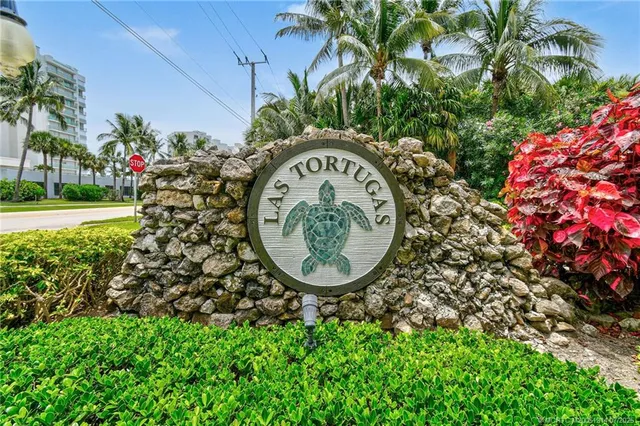 a view of a back yard of the house