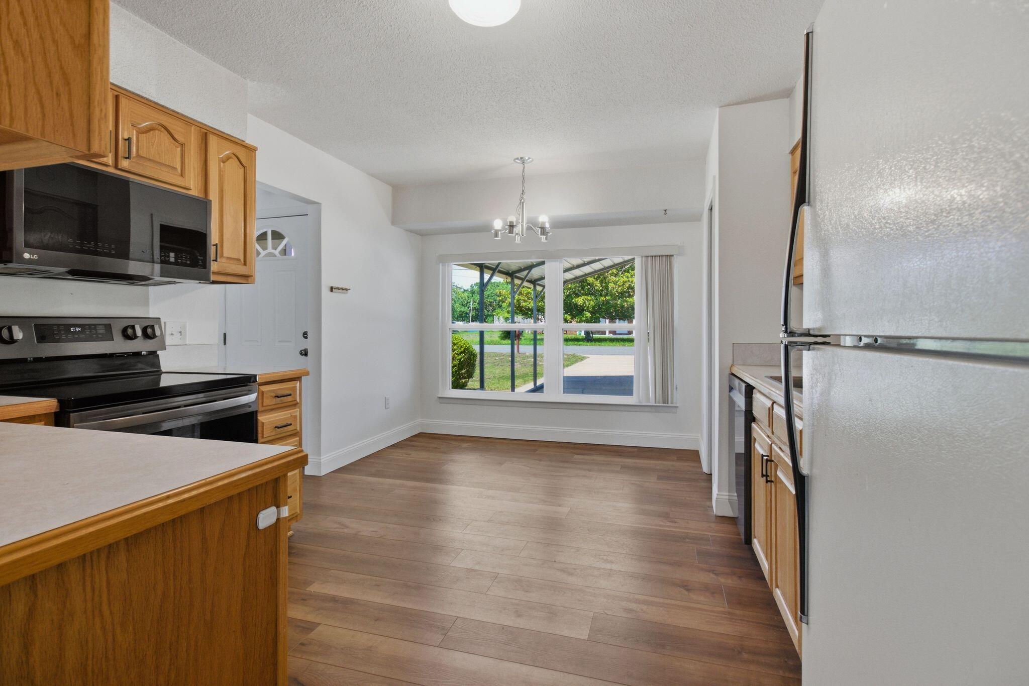 74 8th Street Shalimar, FL 32579 - Photo 7 of 28 KITCHEN 2