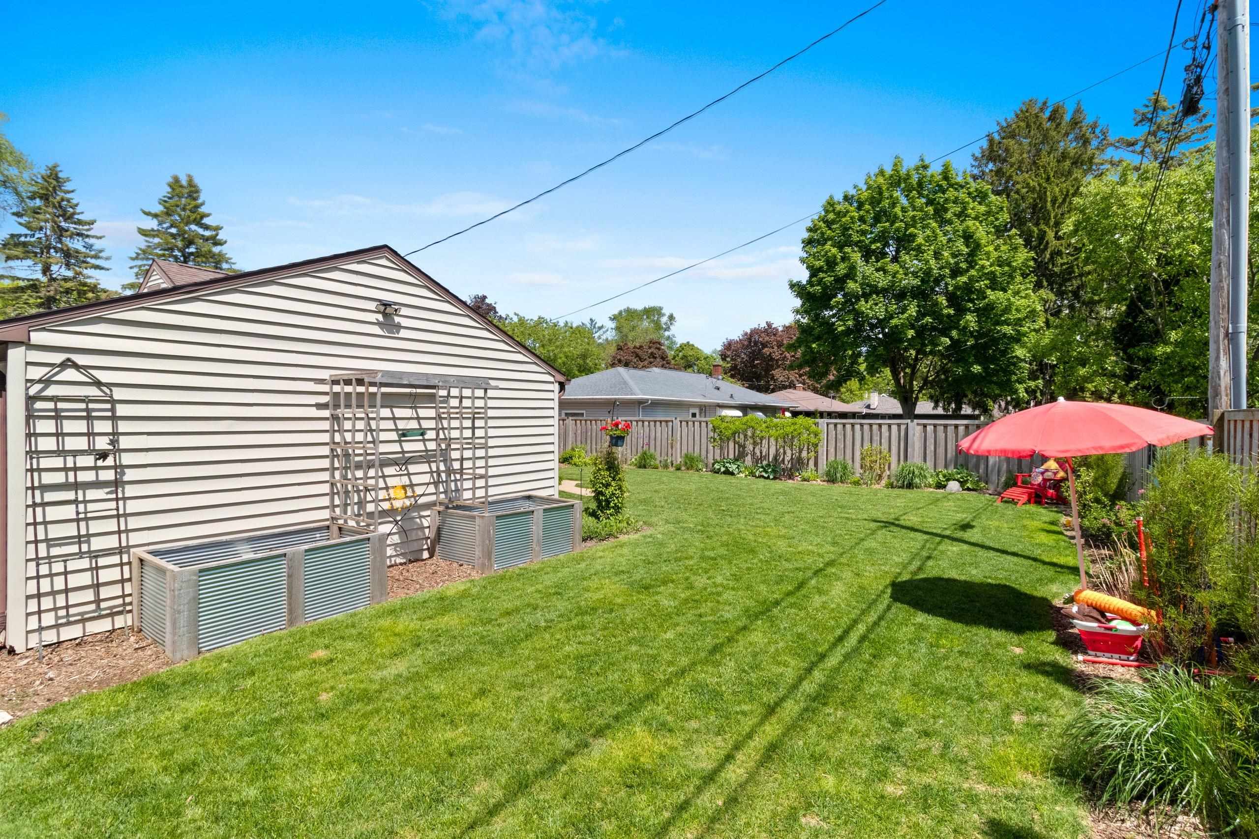 1137 East Jardin Street Appleton, WI 54911 - Photo 9 of 56