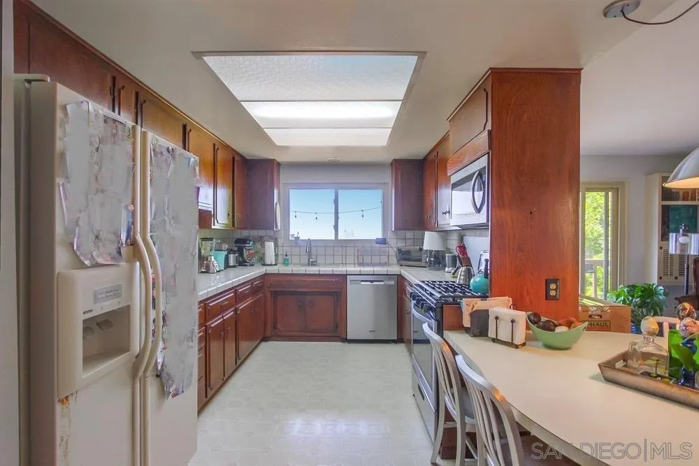 1637 Laurel Road Oceanside, CA 92054 - Photo 11 of 32 Gallery Image 11