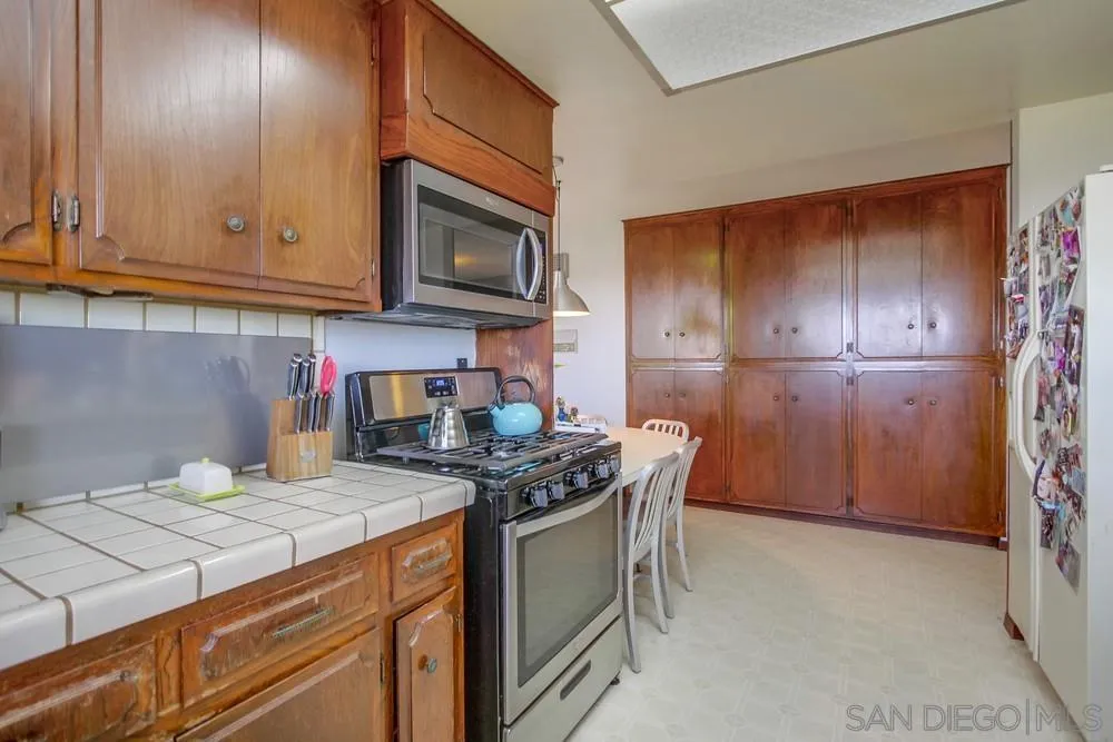 1637 Laurel Road Oceanside, CA 92054 - Photo 12 of 32 Gallery Image 12