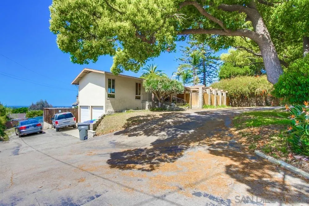 1637 Laurel Road Oceanside, CA 92054 - Photo 2 of 32 Gallery Image 2