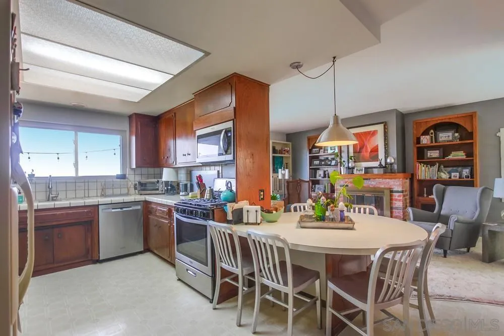 1637 Laurel Road Oceanside, CA 92054 - Photo 10 of 32 Gallery Image 10