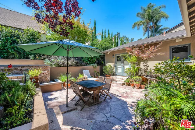 a view of a backyard with sitting area and furniture