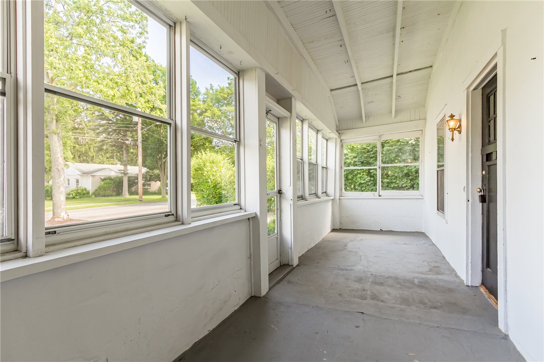 435 West Avenue Arcadia, NY 14513 - Photo 4 of 20 Enclosed front porch