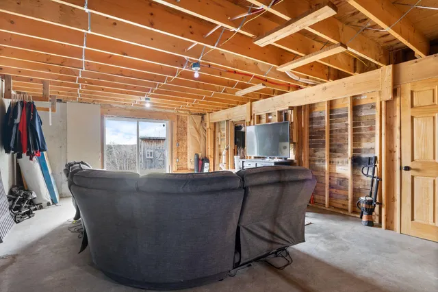 $849,000 | 24 Suckerville Road, Raymond, ME 04071