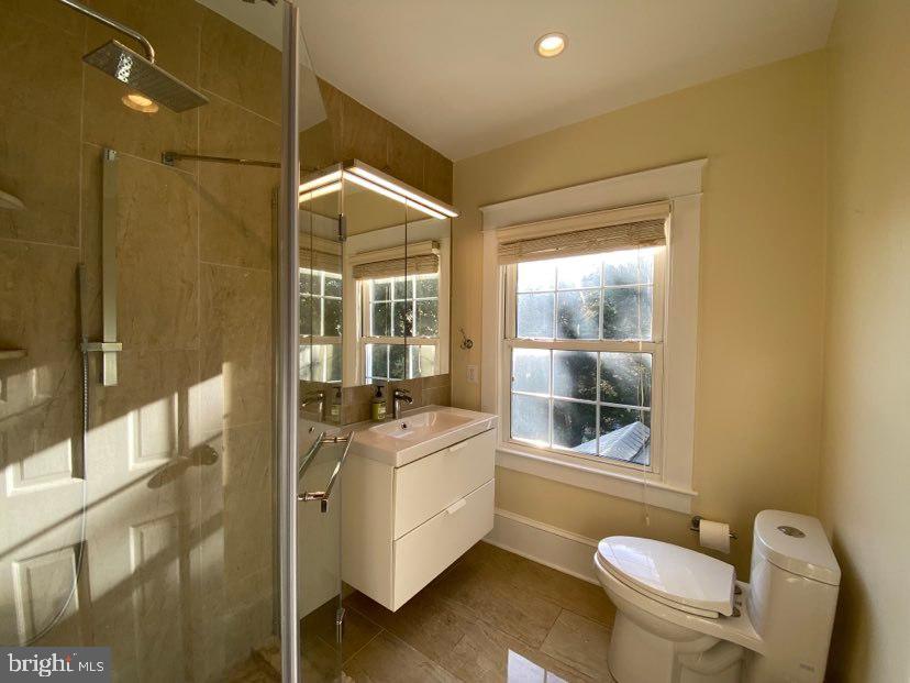 1407 North Glebe Road Arlington, VA 22207 - Photo 21 of 29 2nd level bathroom 2