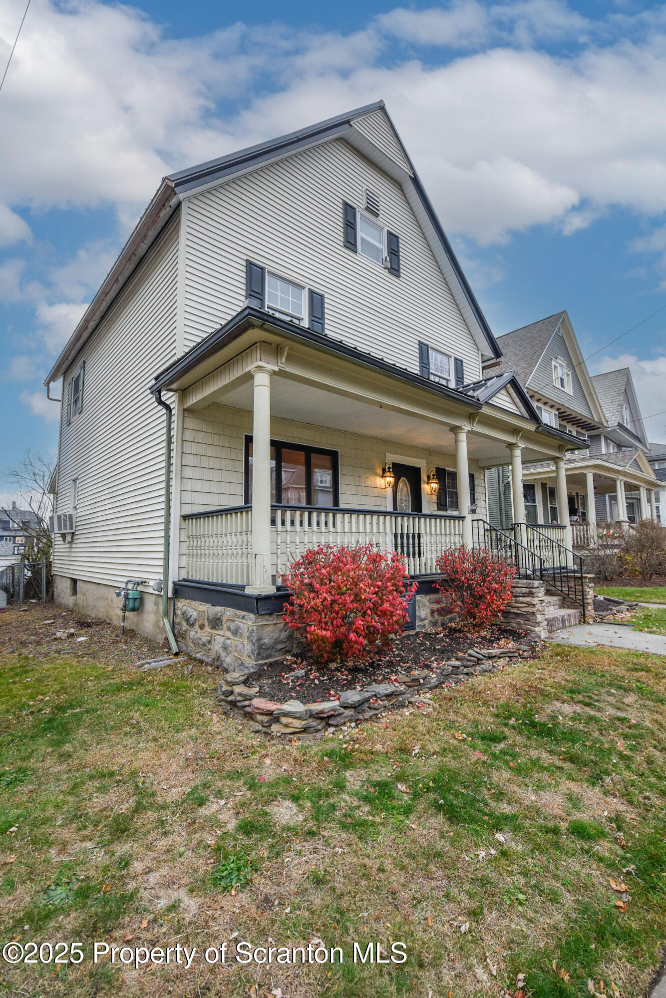 917 Taylor Avenue Scranton, PA 18510 - Photo 3 of 43 a front view of house with yard