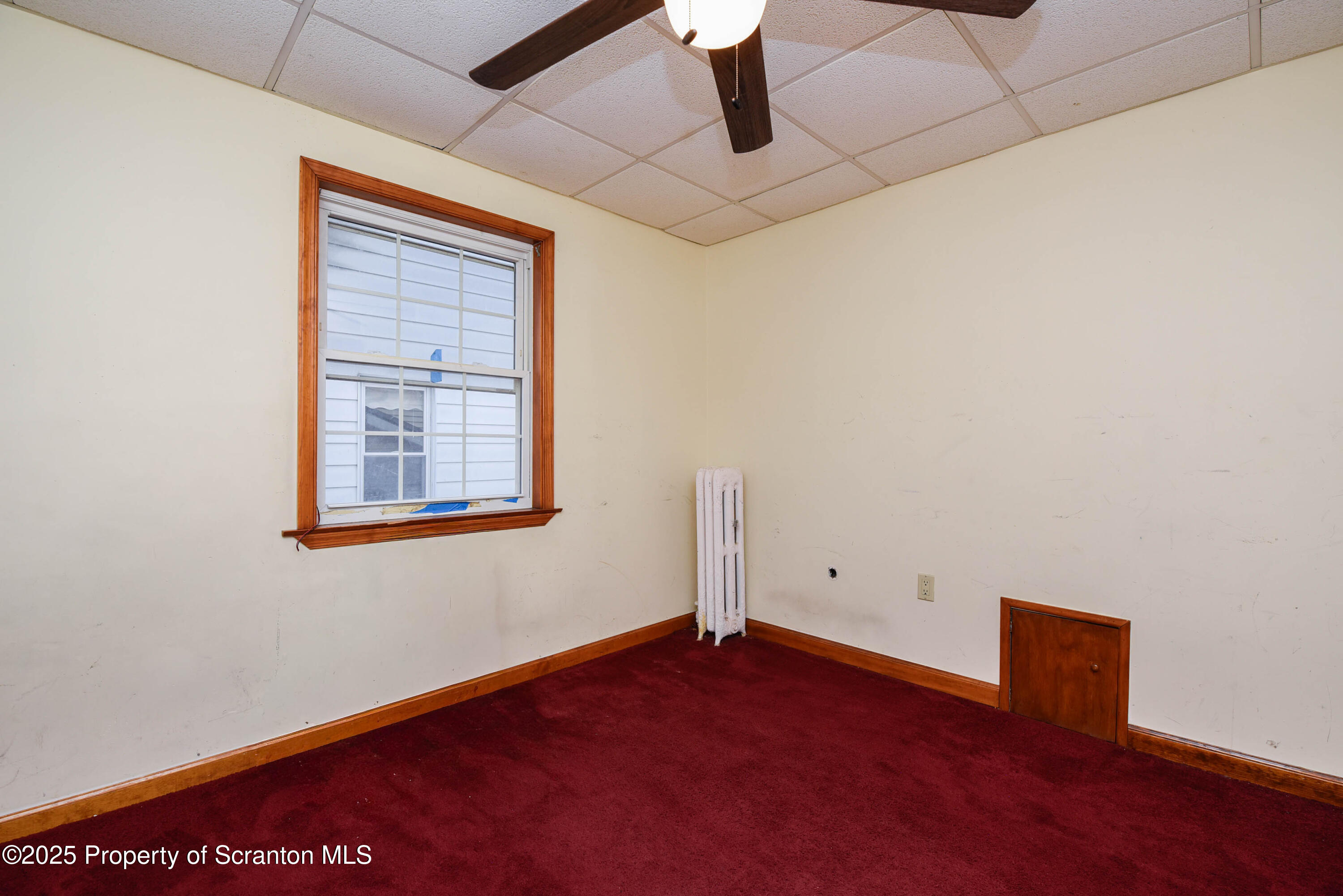 917 Taylor Avenue Scranton, PA 18510 - Photo 34 of 43 an empty room with windows