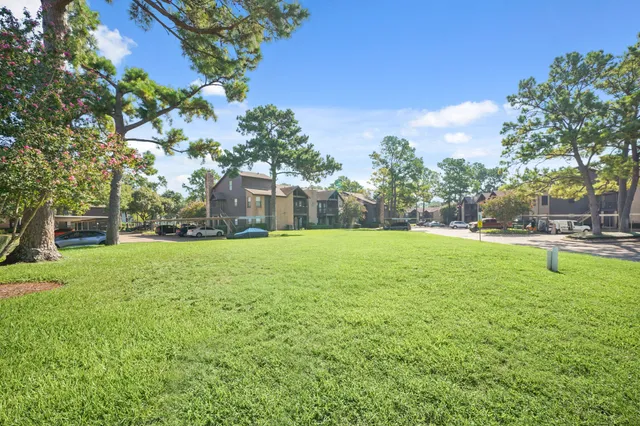 a view of yard with green space