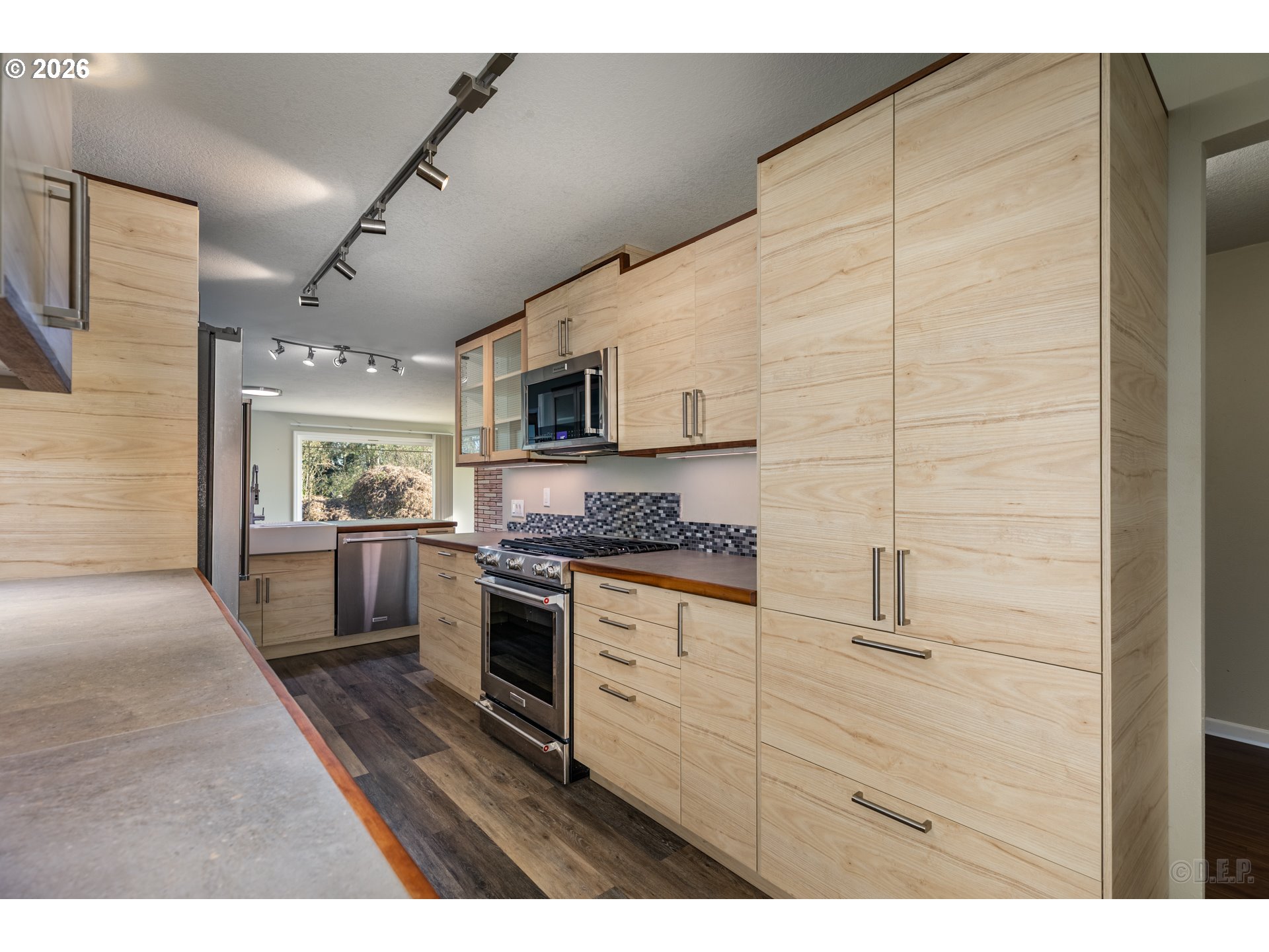 154 Michael Avenue St. Helens, OR 97051 - Photo 9 of 28 a kitchen with stainless steel appliances kitchen island granite countertop a stove a sink dishwasher and a refrigerator