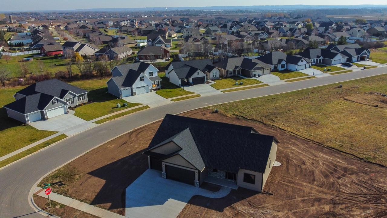 1468 Divinity Drive De Pere, WI 54115 - Photo 3 of 47