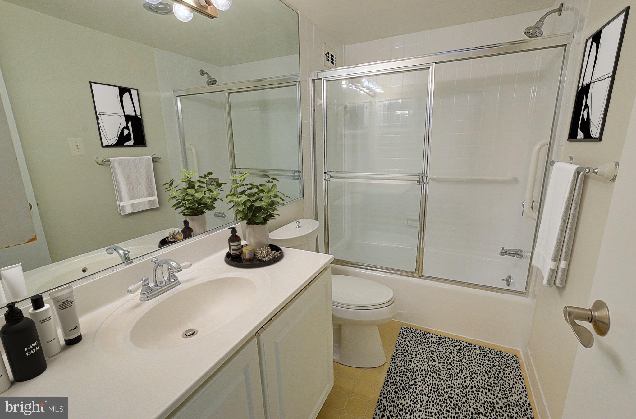 5225 Pooks Hill Road, Unit 410S Bethesda, MD 20814 - Photo 8 of 34 Bathroom