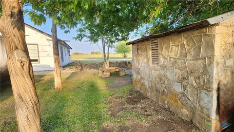 a view of a backyard