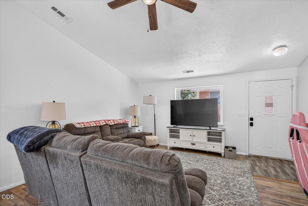 82 Maple Street Shady Cove, OR 97539 - Photo 5 of 28 Gallery Image 5