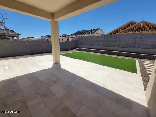 a view of a back yard