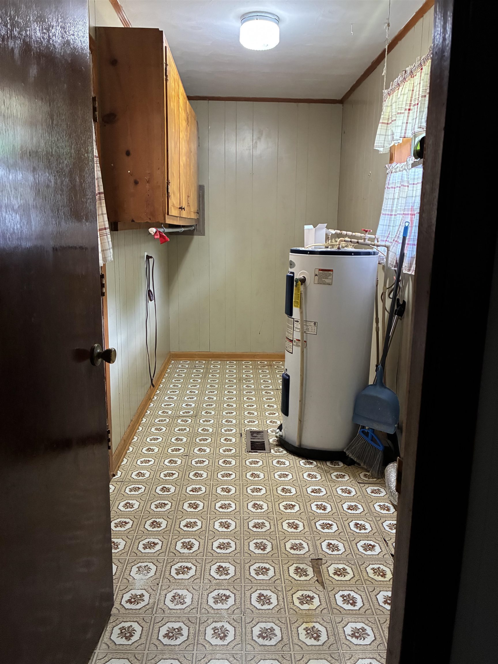 1421 Central Curve Road Ripley, TN 38063 - Photo 17 of 17 Utility room with electric water heater