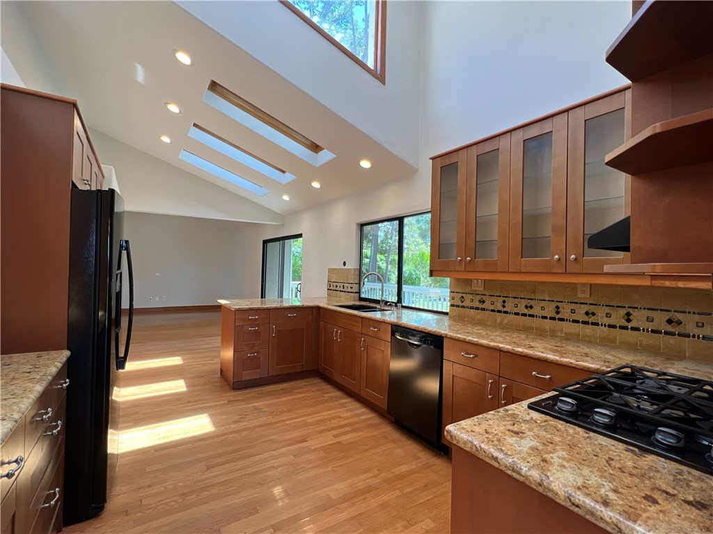 8 Valley View Irvine, CA 92612 - Photo 25 of 49 Kitchen