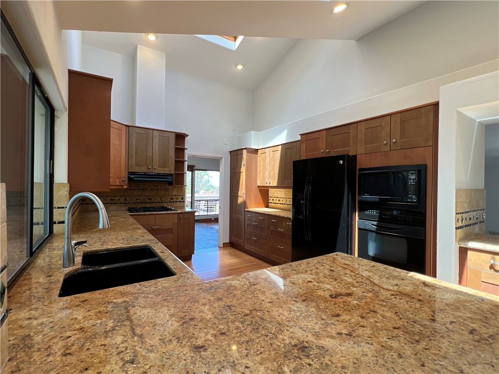 8 Valley View Irvine, CA 92612 - Photo 26 of 49 Kitchen