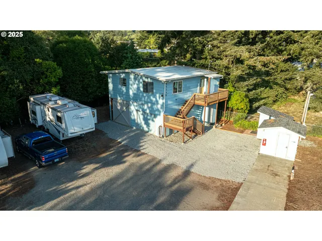 a black and white photo of a living room