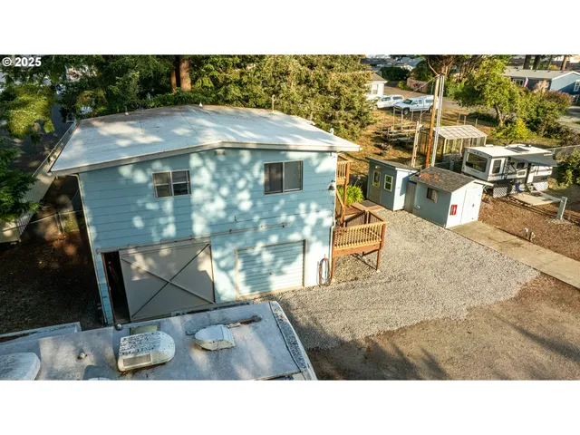 a black and white photo of a living room