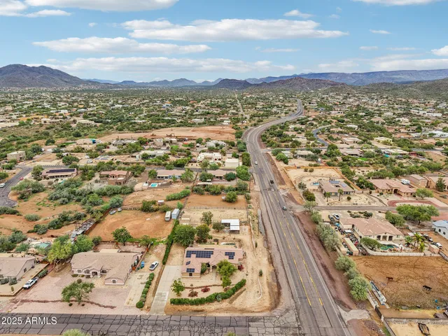 a view of a house with backyard