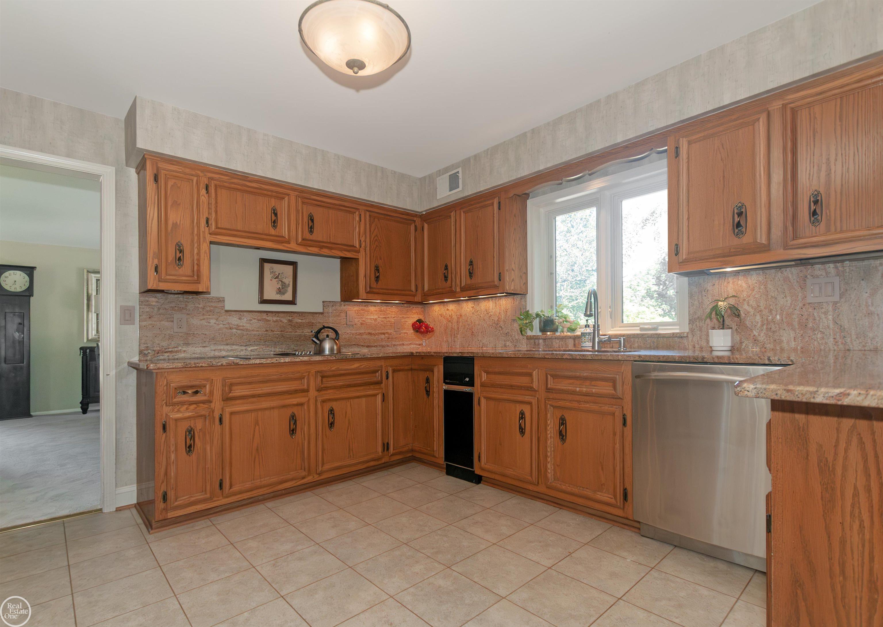 738 Ballantyne Road Grosse Pointe, MI 48236 - Photo 10 of 51 50154808-b851f229-f107-43e6-9b89-4a443f9b8f4c.JPG
