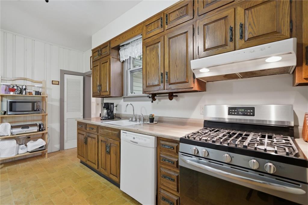 2907 Old Plank Road New Castle, PA 16105 - Photo 7 of 30 Gas stove and easy care cabinets