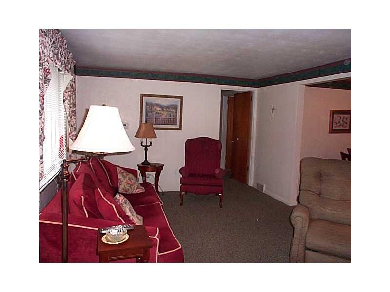 124 Starling Drive McKees Rocks, PA 15136 - Photo 5 of 15 Living Room.