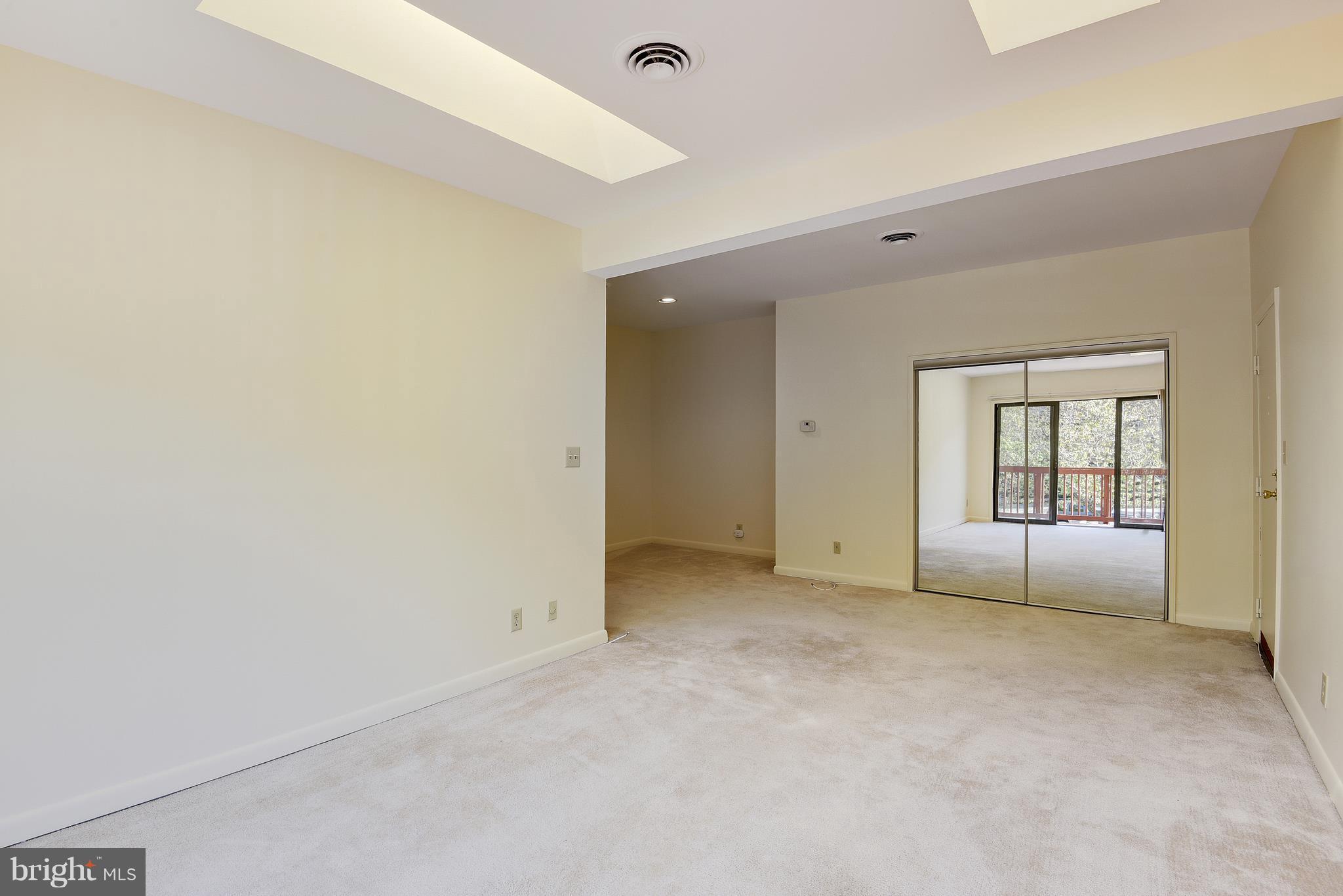 203 Skyhill Road, Unit 7 Alexandria, VA 22314 - Photo 9 of 20 Living Room