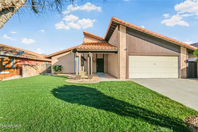 a view of a house with backyard and porch